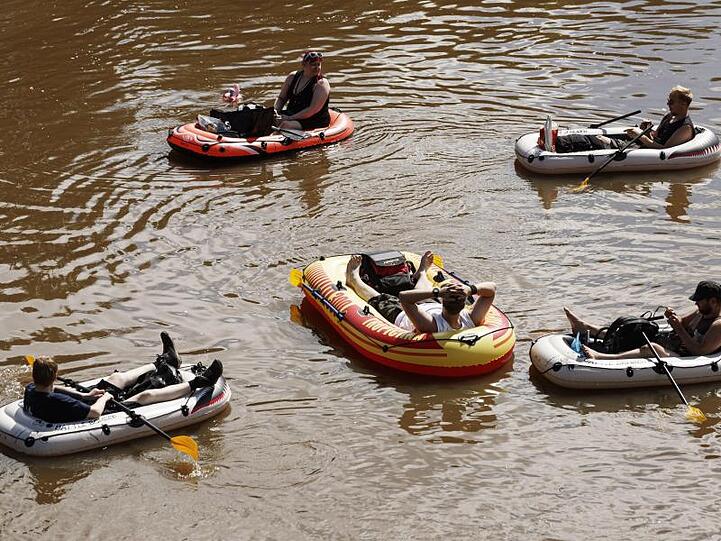 In Schlauchbooten über den Fluss Vantaanjoki - mit Bier.