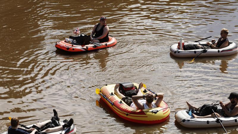 In Schlauchbooten über den Fluss Vantaanjoki - mit Bier. In Schlauchbooten über den Fluss Vantaanjoki - mit Bier.