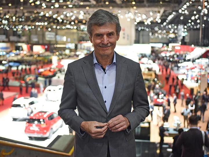 Autobranchenexperte Ferdinand Dudenhöffer schaut in die Kamera. Foto: Nicolas Blandin/dpa-tmn/dpa