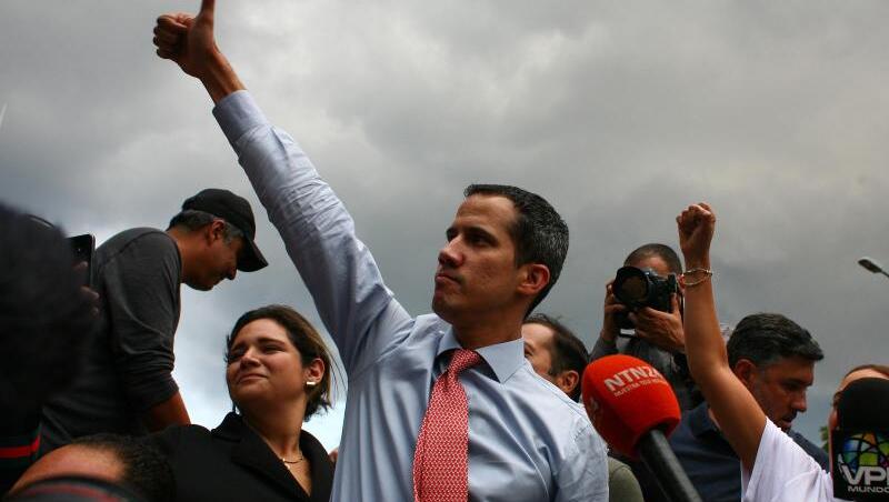 "Wir sind kurz davor, unsere Freiheit zurückzuerobern", sagte der 35-Jährige bei einer Demonstration gegen die Regierung in der Hauptstadt Caracas. "Wir sind kurz davor, unsere Freiheit zurückzuerobern", sagte der 35-Jährige bei einer Demonstration gegen die Regierung in der Hauptstadt Caracas.