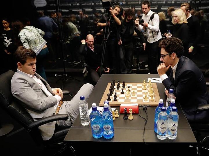 Auch diese Partie der Schach-WM endete remis: Magnus Carlsen (l) und Fabio Caruana in London.