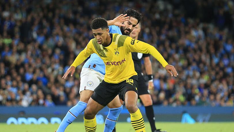 BVB-Spieler Jude Bellingham (r) und Ilkay Gündoğan von Manchester City hakeln nach dem Ball.