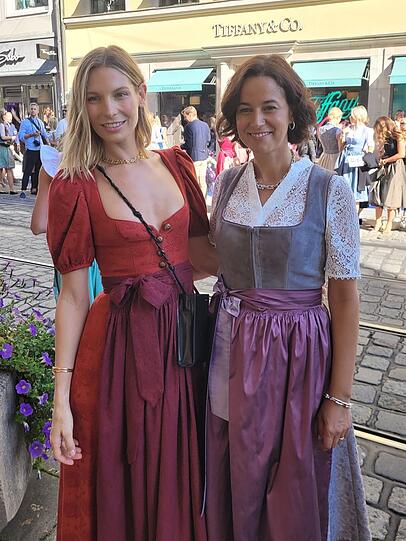 Sarah Brandner mit Sandra Mohsni vor dem Münchner Tiffany-Store.
