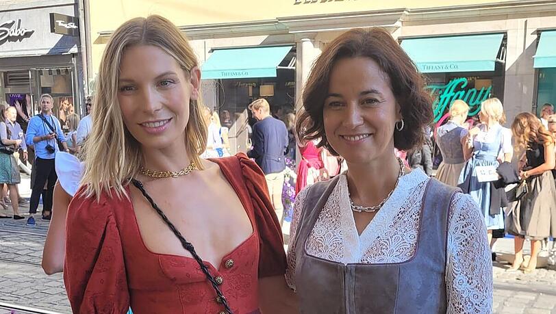 Sarah Brandner mit Sandra Mohsni vor dem Münchner Tiffany-Store. Sarah Brandner mit Sandra Mohsni vor dem Münchner Tiffany-Store.