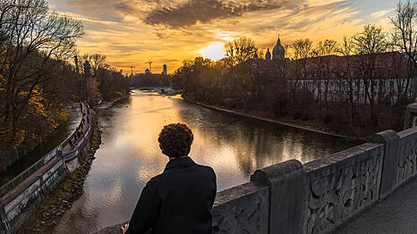 Sonnenuntergang an der Isar, Blick von der Maximiliansbr&uuml;cke.