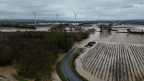 Massive Regenf&auml;lle haben in S&uuml;dfrankreich f&uuml;r &Uuml;berflutungen und Behinderungen gef&uuml;hrt.