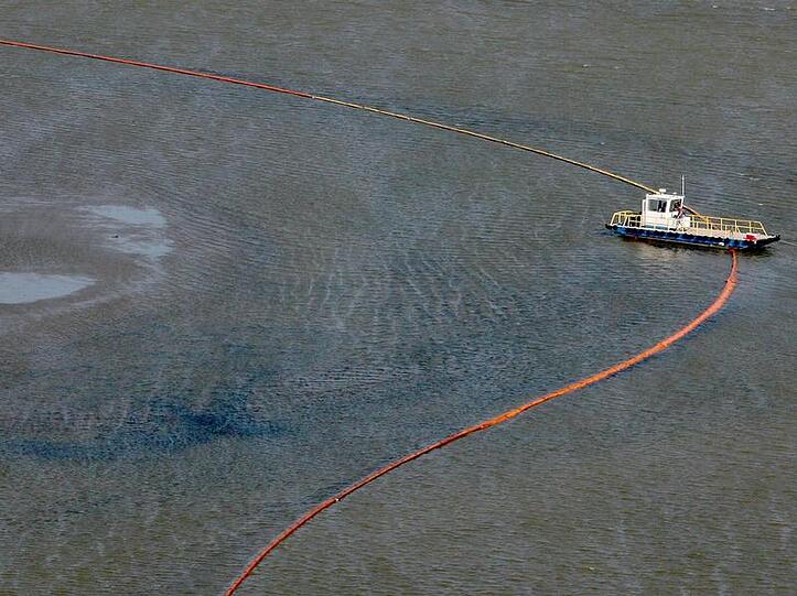 800000 Liter Öl laufen jeden Tag ins Meer