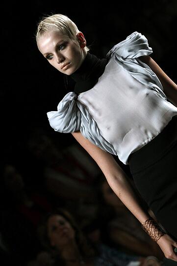 Bei der Fashion Week in Madrid lassen Models für Mercedes-Benz tief blicken. In der Welt der "Stars und Sternchen" gibt es genügend Beispiele für extrem offenherzige Mode - klicken Sie sich in der Bilderstrecke durch die größten Kleiderpannen und Hingucker der Promis.