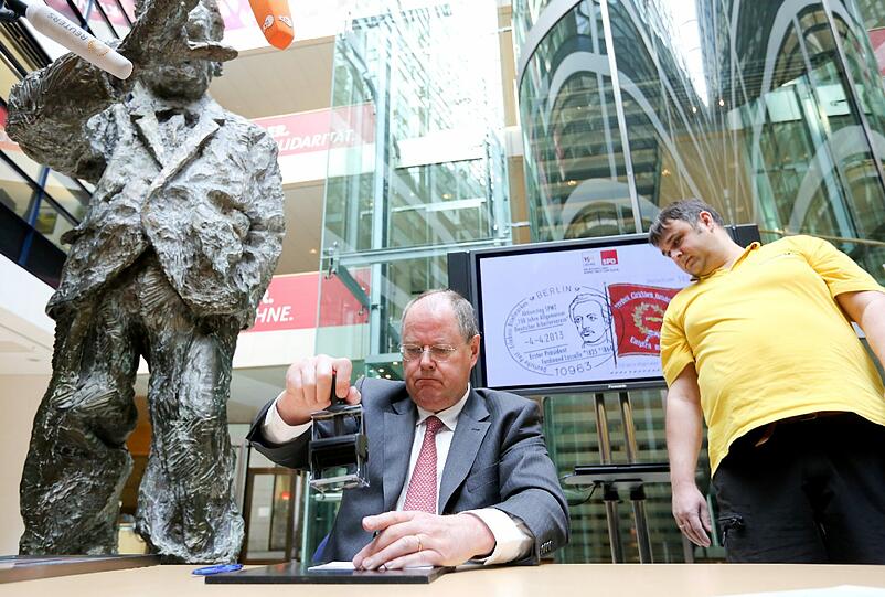 Der SPD-Kanzlerkandidat Peer Steinbrück zeigt am 04.04.2013 in der Parteizentrale in Berlin die Sonderbriefmarke zum 150. Jubiläum der SPD