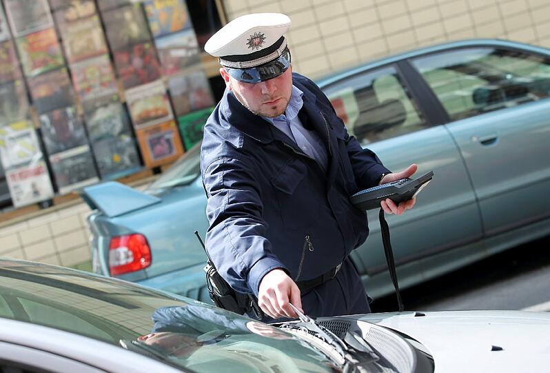 Das &bdquo;vergleichsweise niedrige Bußgeld&ldquo; verleite Autofahrer zum Falschparken, meinen die Grünen.