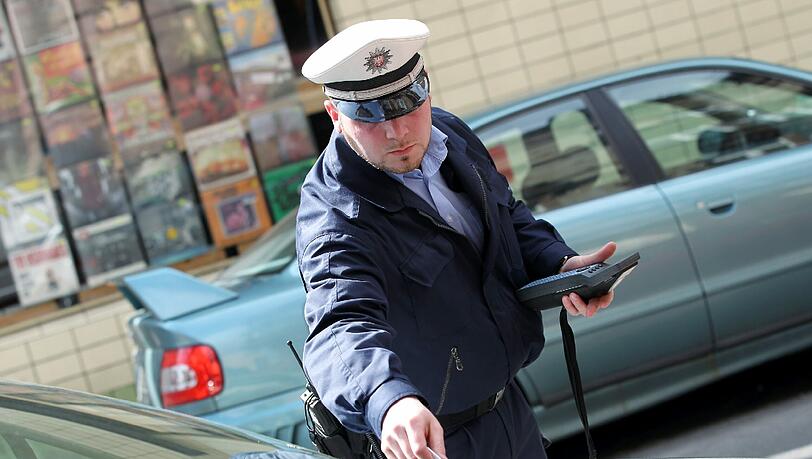 Das „vergleichsweise niedrige Bußgeld“ verleite Autofahrer zum Falschparken, meinen die Grünen. Das „vergleichsweise niedrige Bußgeld“ verleite Autofahrer zum Falschparken, meinen die Grünen.