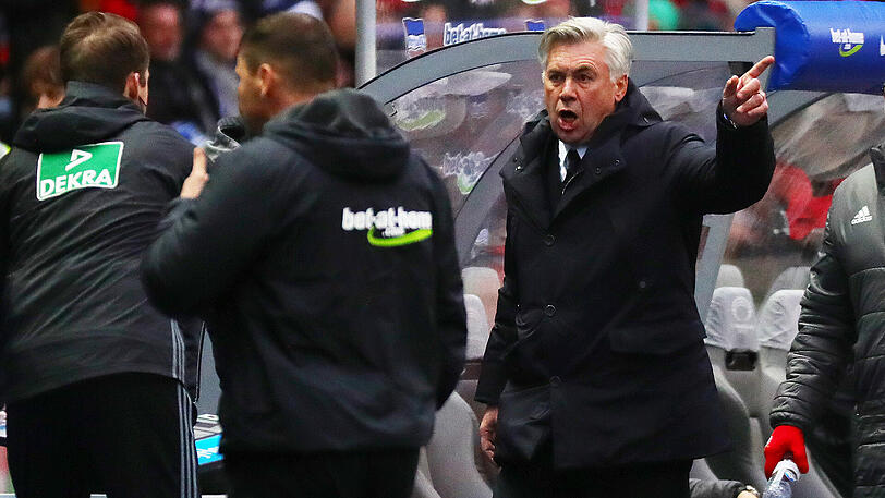 Bereits am Seitenrand kam es zu hitzigen Wortgefechten. Carlo Ancelotti wurde kurze Zeit später angespuckt - und packte den Mittelfinger aus.