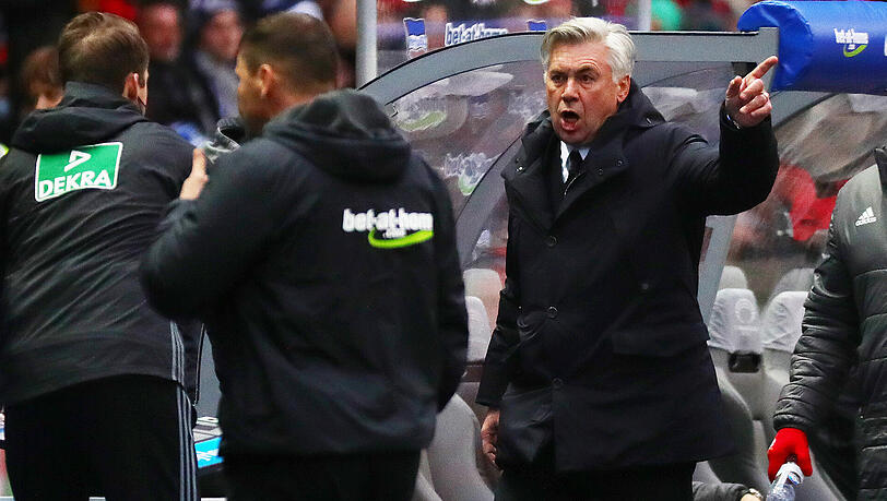 Bereits am Seitenrand kam es zu hitzigen Wortgefechten. Carlo Ancelotti wurde kurze Zeit später angespuckt - und packte den Mittelfinger aus. Bereits am Seitenrand kam es zu hitzigen Wortgefechten. Carlo Ancelotti wurde kurze Zeit später angespuckt - und packte den Mittelfinger aus.