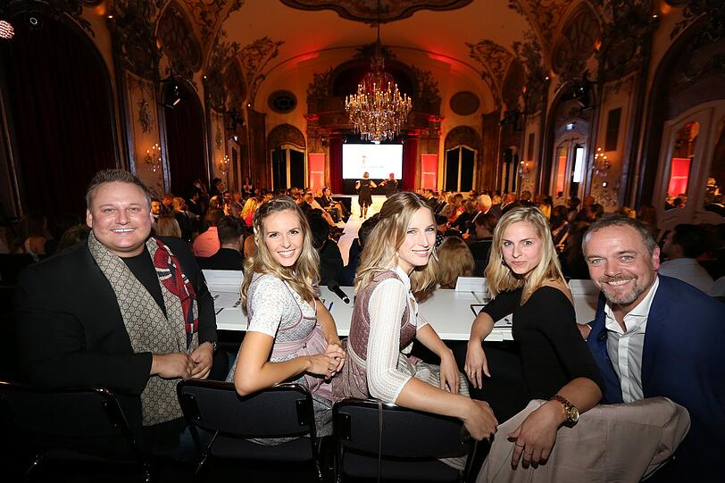 Der AZ-Modelcontest feiert Finale im Silbersaal des Deutschen Theaters. Am Ende war es Jeannie, die die Jury am meisten überzeugt hat. Die 23-Jährige ist die neue Schöne Münchnerin. Die Bilder des Galaabends zum Durchklicken.