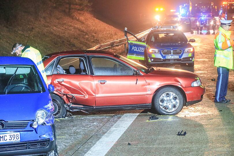 Tragischer Unfall auf der A73: Nach einem leichten Unfall mit Blechschaden wird ein Lkw-Fahrer von einem Auto erfasst und tödlich verletzt.