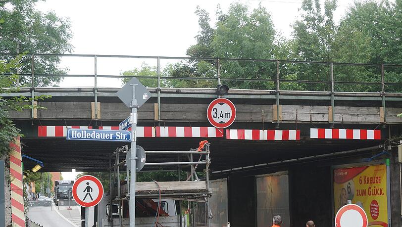 Die Bahnunterführung in der Dachauer Straße: Hier bleiben immer wieder Busse und Lkw's stecken. (Archivbild) Die Bahnunterführung in der Dachauer Straße: Hier bleiben immer wieder Busse und Lkw's stecken. (Archivbild)
