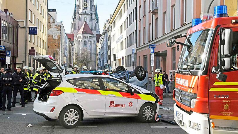 Schwerer Unfall im Bahnhofsviertel - ein Renault krachte in ein Einsatzfahrzeug der Johanniter. Die Bilder.