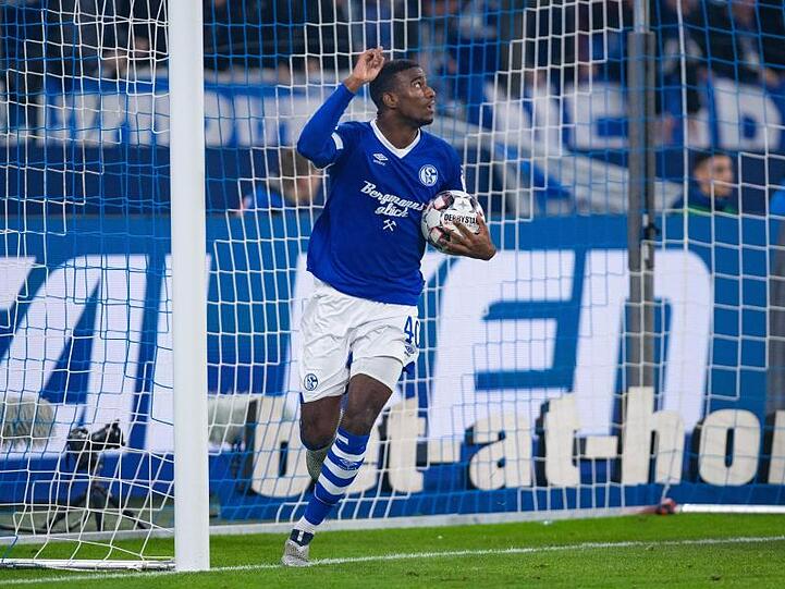 Schalkes Haji Wright bejubelt seinen Anschlusstreffer zum 1:2 gegen Leverkusen.