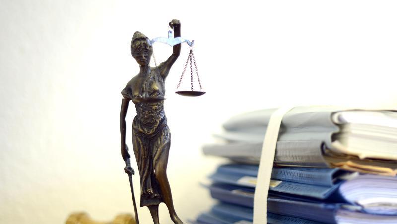 Justitia mit Holzhammer und Aktenstapel. Foto: Volker Hartmann/Archivbild Justitia mit Holzhammer und Aktenstapel. Foto: Volker Hartmann/Archivbild