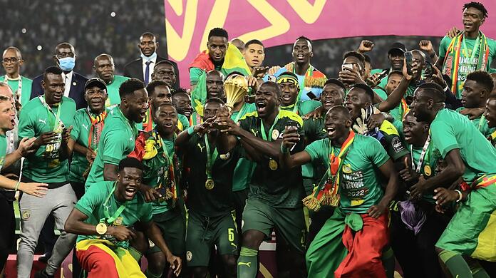 Großer Jubel nach dem Finalerfolg beim Afrika-Cup gegen Ägypten: die NationalmannschaftSenegals um Bayern-Spieler Bouna Sarr (Mitte oben).