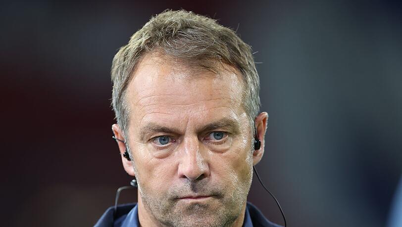 Bundestrainer Hansi Flick steht bei einem Interview nach dem Spiel.