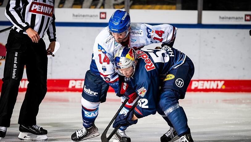 Jedes Spiel wie ein Finale: Münchens Patrick Hager (r.) gegen Mannheims Jordan Szwarz.