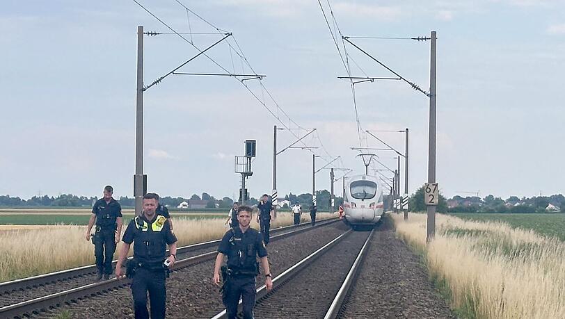 Ein Mann attackiert mehrere Menschen im ICE.