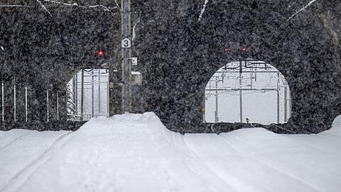 Im Bahnhof Goppenstein stehen die Ausfahrsignale auf Rot. Wegen eines entgleisten Zugs ist eine Bahnstrecke unterbrochen.
