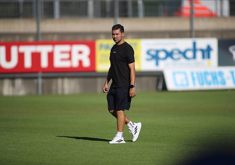 Trainer des TSV 1860: Alper Kayabunar. Trainer des TSV 1860: Alper Kayabunar.
