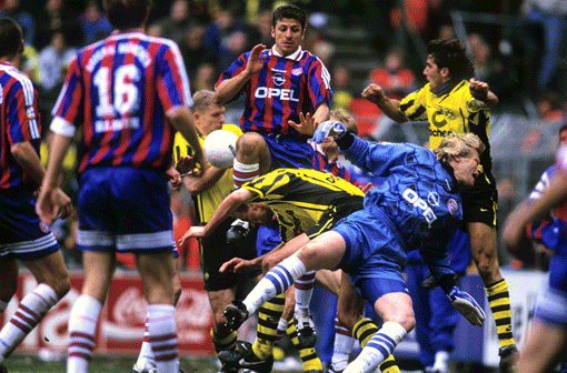 In so einem brisanten Duell verliert man auch leicht mal den Überblick: Verwirrung im Bayern-Strafraum während des Duells im Jahre 1997. Am Ende trennte man sich 1:1.