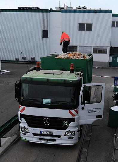 Hygiene-Mängel bei Müller Brot: Lebensmittel-Abfälle werden vernichtet, die Zentralbäckerei musste die Produktion vorerst einstellen. Die Bilder