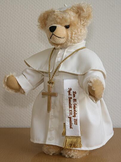 Ein Papst-Teddy bei Hermann Teddybären in Coburg (Oberfranken), aufgenommen 2007. Der Bär wurde zum 80. Geburtstag von Papst Benedikt XVI. geschaffen. Die Auflage liegt bei  800 Stück, der Preis beträgt 180 Euro.