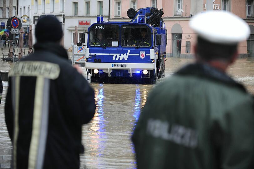 Die Passauer Innenstadt ist komplett überflutet. Von Entspannung kann weiterhin keine Rede sein.