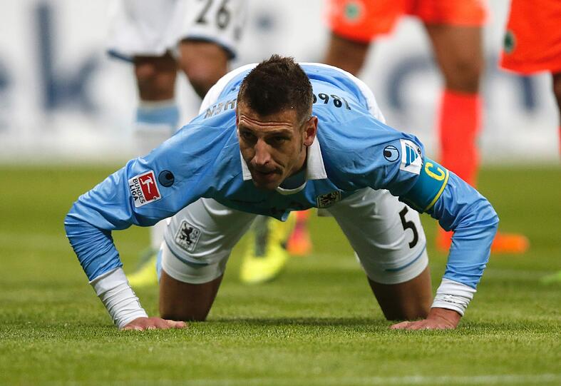 GUILLERMO VALLORI: NOTE 3.
Sehr kopfballstark, hielt als Kapitän die Defensive gut zusammen.