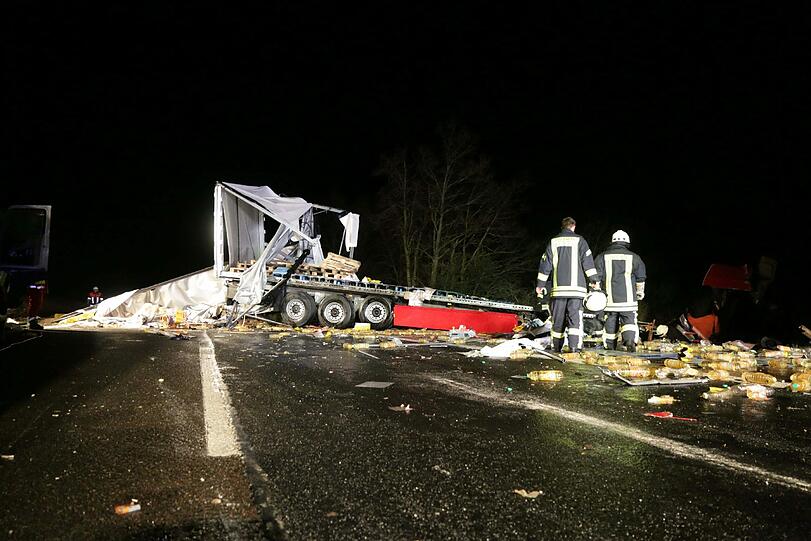 Die A3 glich einem Schlachtfeld: Bei dem Unfall krachten drei Lkws ineinander. Einer verlor dabei 23 Tonnen Salatöl.