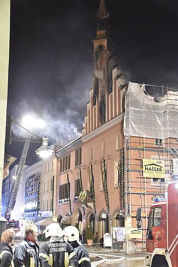 Ein Übergreifen der Flammen auf benachbarte Gebäude konnte die Feuerwehr verhindern.