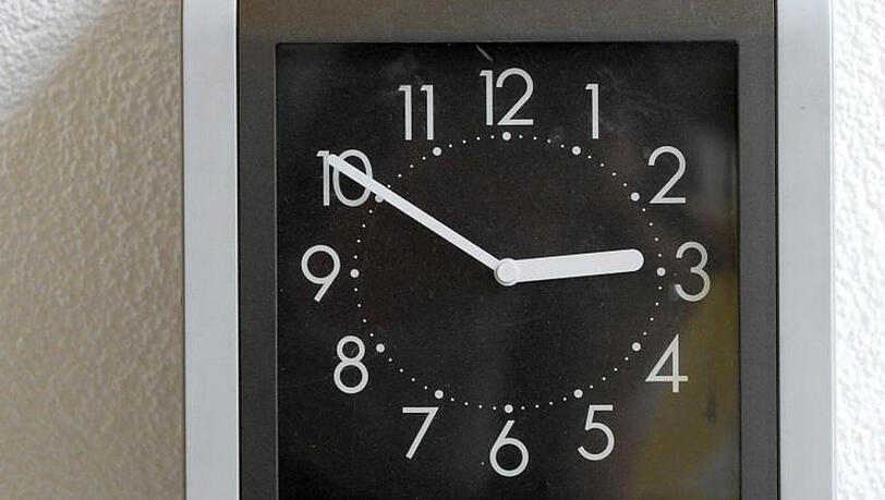 In vielen Betrieben wird noch eine Stechuhr zur Erfassung der Arbeitszeit verwendet. In vielen Betrieben wird noch eine Stechuhr zur Erfassung der Arbeitszeit verwendet.
