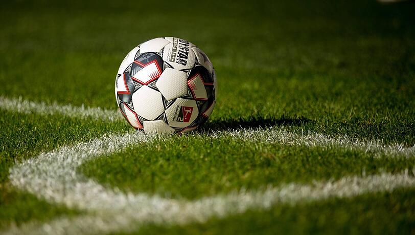 Im Streit zwischen Kindern auf einem Fußballfeld wurde ein Mann gegen einen Zwölfjährigen handgreiflich. (Symbolfoto) Im Streit zwischen Kindern auf einem Fußballfeld wurde ein Mann gegen einen Zwölfjährigen handgreiflich. (Symbolfoto)