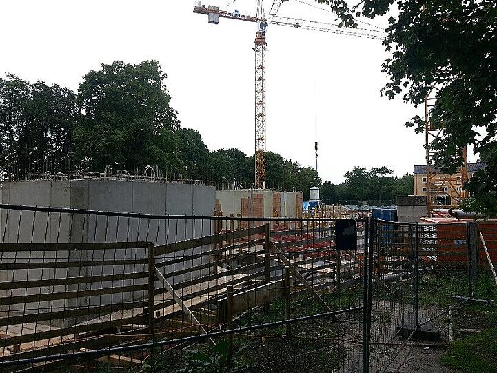 Nach dem Abriss eines alten Wohngebäudes am Canaletto wird derzeit  an einer der größten Baustellen Münchens gewerkelt. Foto: Strasser