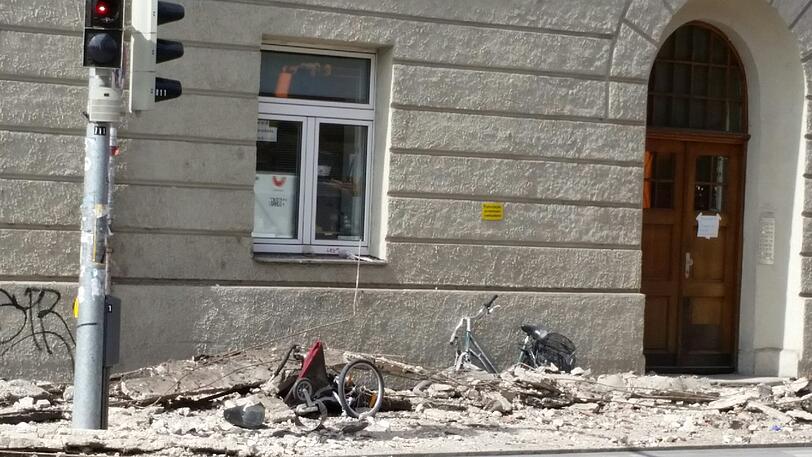 In der Kapuzinerstraße sind Teile eines Hausdachs einfach auf die Straße gefallen.