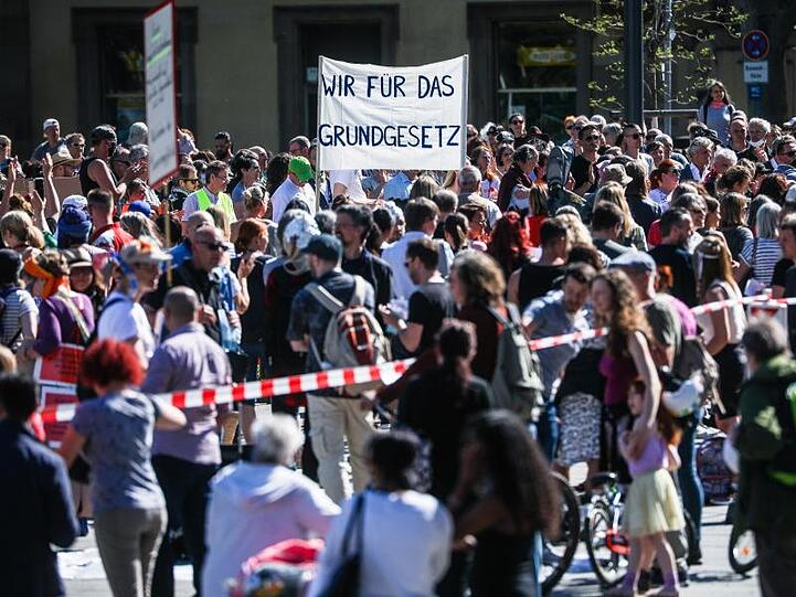 Die Demonstranten in Baden-Württembergs Landeshauptstadt folgten dem Aufruf der Initiative "Querdenken" - sie protestierten gegen eine Einschränkung der Grundrechte.