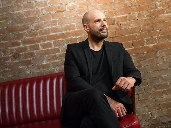 Christopher von Deylen lebt aus dem Koffer und reist um die Welt.