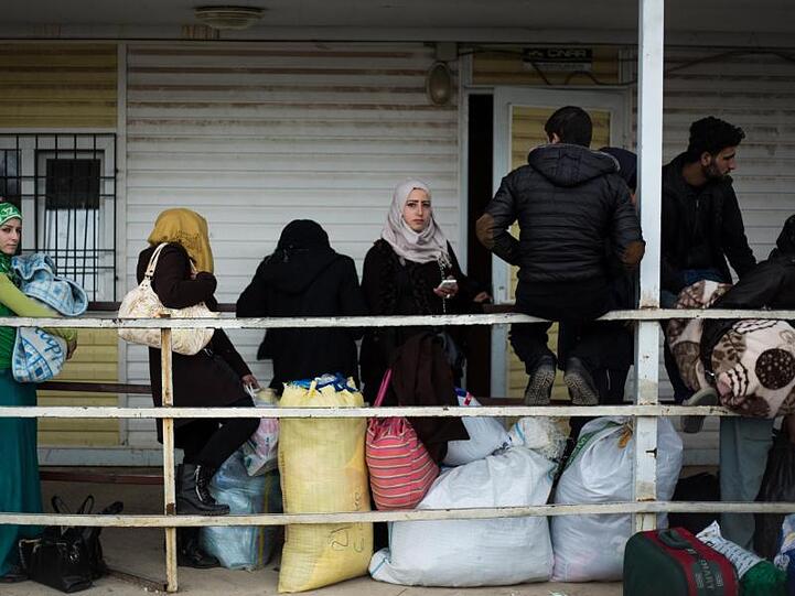 Syrische Migranten warten darauf, im türkischen Flüchtlingslager Kilis aufgenommen zu werden.