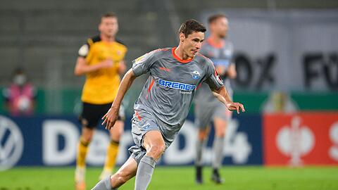 Paderborns Maximilian Thalhammer spielt den Ball.