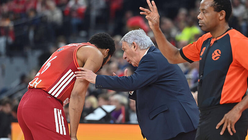 Trainer Svetislav Pesic gibt Anweisungen an seinen Star Spencer Dinwiddie.