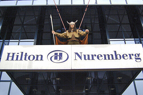 Da schwebt er schon über dem Nürnberger Hilton: Robert Eller im Winkingerkostüm in &bdquo;Moondog in Love&ldquo;. Foto: Herbert Liedel