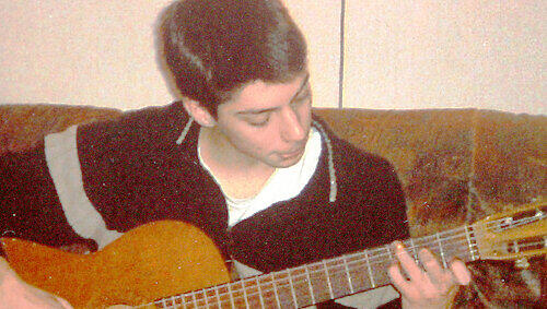 Seine Gitarre und die Musik liebte er über alles: Student Stefan S. (20). Seine Gitarre und die Musik liebte er über alles: Student Stefan S. (20).