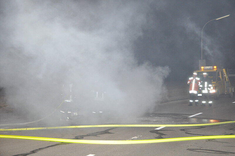 Ein Pkw brennt auf der AÖ2 in Töging am Inn. die Brandursache war vermutlich ein technischer Defekt. Personen wurden nicht verletzt.