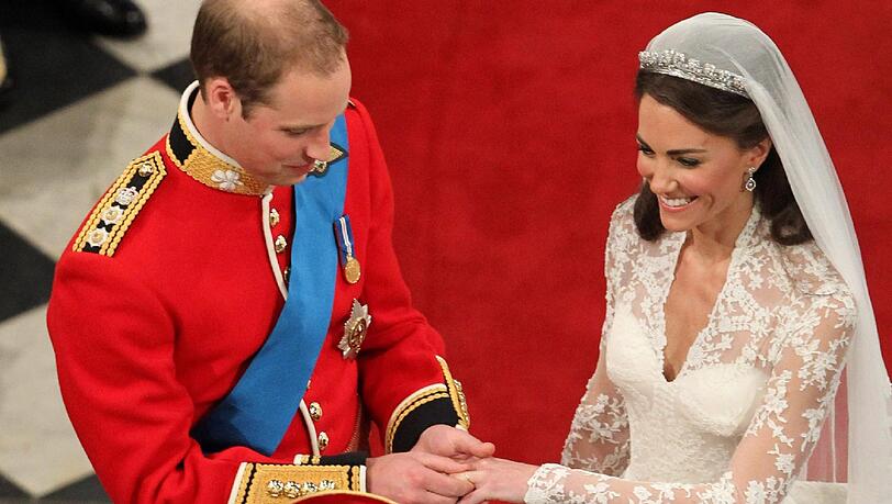Kate wird Prinzessin: William steckt seiner Braut den Ring an.