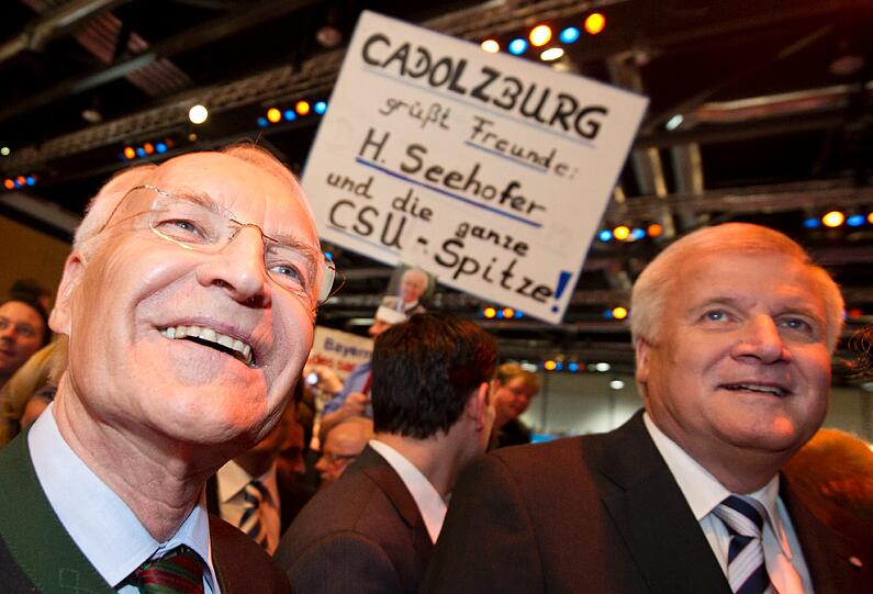 Bier und Politik - eine wundervolle Symbiose, zumindest am Aschermittwoch: Sehen Sie hier die Bilder des deftigen Polit-Klamauks mit OB Ude, Horst Seehofer, Claudia Roth und Co....